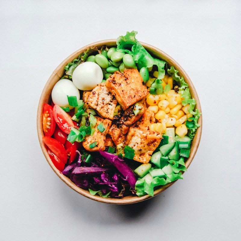 Bowl templado de quinoa con calabacín, garbanzos y tahini