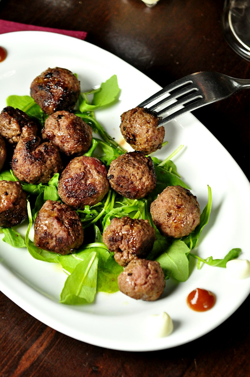 Albóndigas tiernas de pechuga de pavo guisadas en salsa casera de verduras