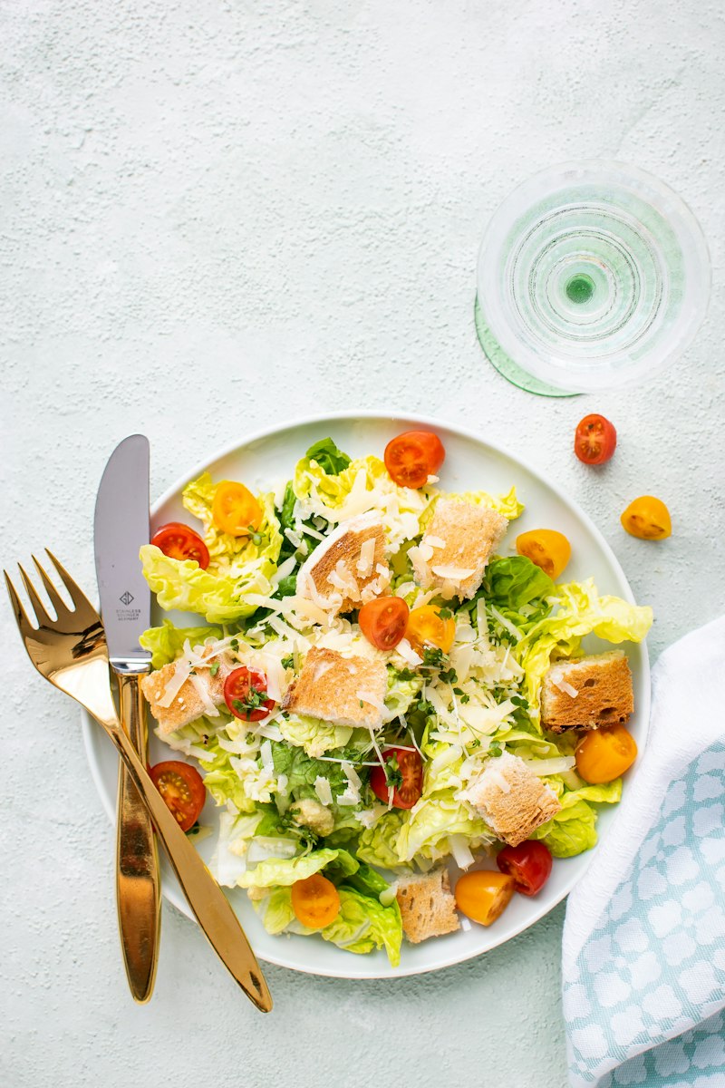Ensalada templada de espinacas tiernas con láminas de pera y nueces